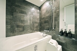 Duschwanne, Komfortbadewanne, Haartrockner, Bidet