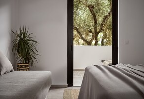 Tabla de planchar con plancha, wifi gratis y ropa de cama 