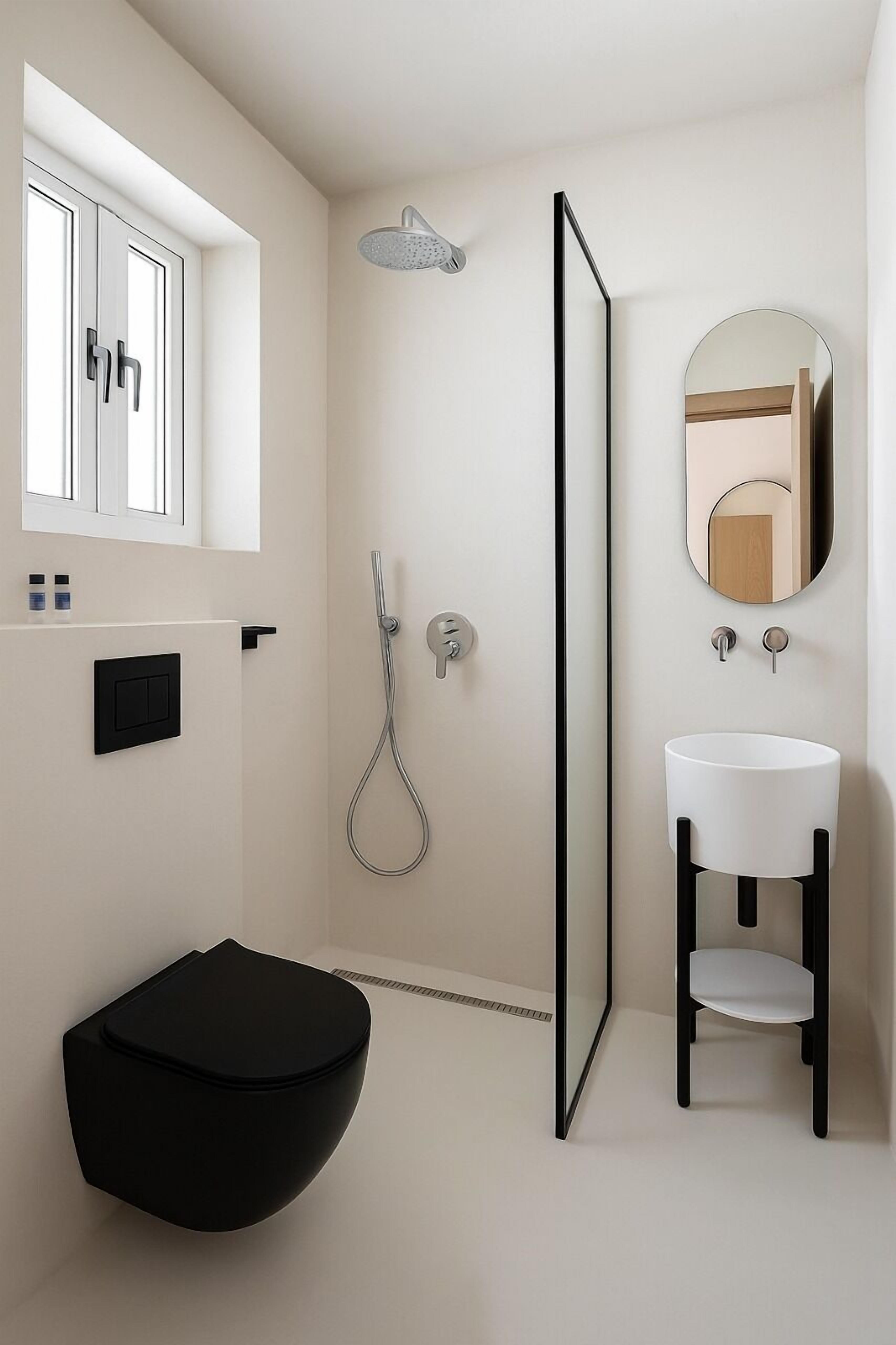 Et moderne badeværelse med toilet, bidet, brusebad og vask.