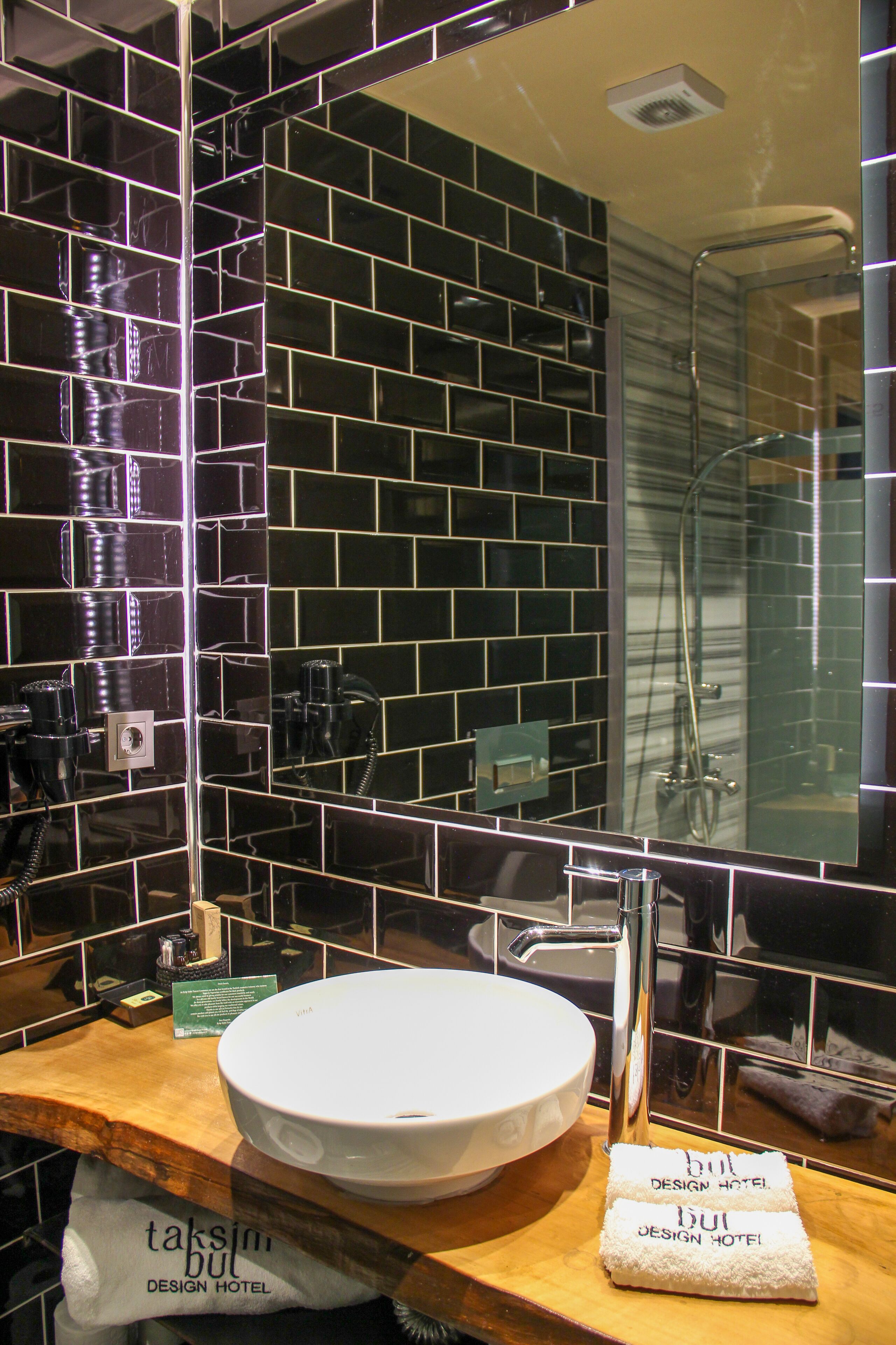 shower, hydromassage showerhead, free toiletries, hair dryer