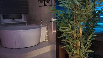 Estúdio (Studio Apartment with Terrace) | Banheiro | Chuveiro, toalhas de banho