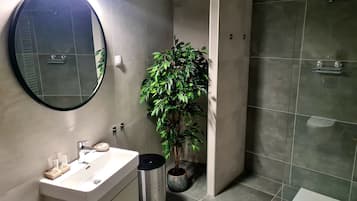 Estúdio (Studio Apartment with Terrace) | Banheiro | Chuveiro, toalhas de banho