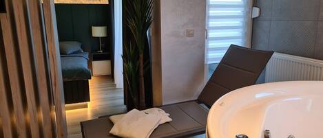 Studio (Studio Apartment with Terrace) | Bathroom | Shower, towels