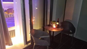 Studio (Studio Apartment with Terrace) | Balcon