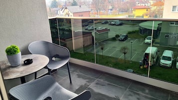 Estudio (Studio Apartment with Terrace) | Balcón