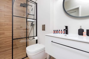 Douche, sĂšche-cheveux, serviettes fournies, shampoing