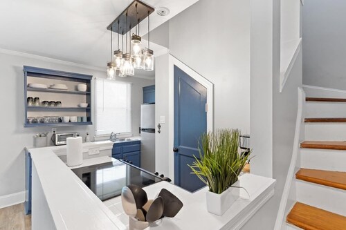 Bright 1BR/2BA Garden District condo with wrap balcony, gated parking, pet-friendly, steps to Magazine