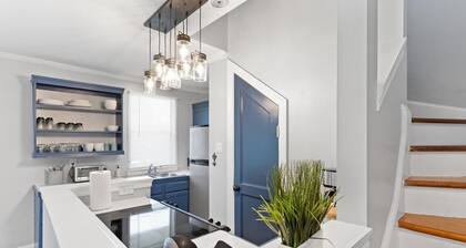 Bright 1BR/2BA Garden District condo with wrap balcony, gated parking, pet-friendly, steps to Magazine