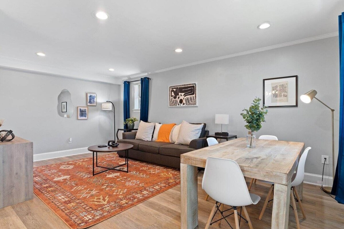 Garden District Retreat: Gated Parking, Balcony, Perfect for Couples - Across from Il Mercato