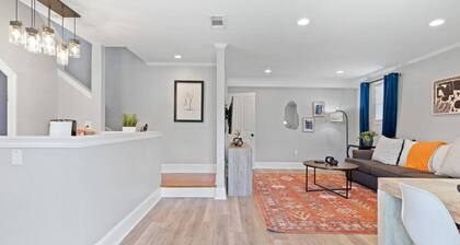 Garden District Retreat: Gated Parking, Balcony, Perfect for Couples - Across from Il Mercato