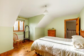 5 bedrooms, iron/ironing board, free WiFi, bed sheets - Large Country House, Sleeps 10, Family Friendly (Westport)