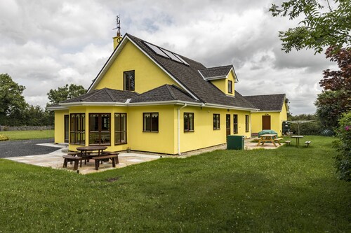 Large Country House, Sleeps 10, Family Friendly