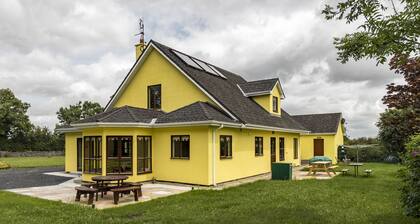 Large Country House, Sleeps 10, Family Friendly