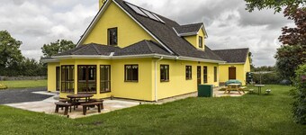 Large Country House, Sleeps 10, Family Friendly