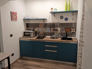 Kühlschrank, Ofen, Herdplatte, Wasserkocher