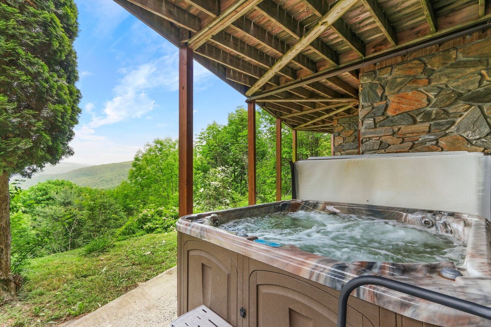 Outdoor spa tub