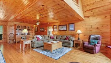 Flat-screen TV, fireplace, books