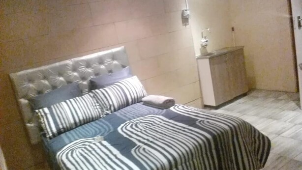 1 habitación, tabla de planchar con plancha, wifi gratis y ropa de cama 