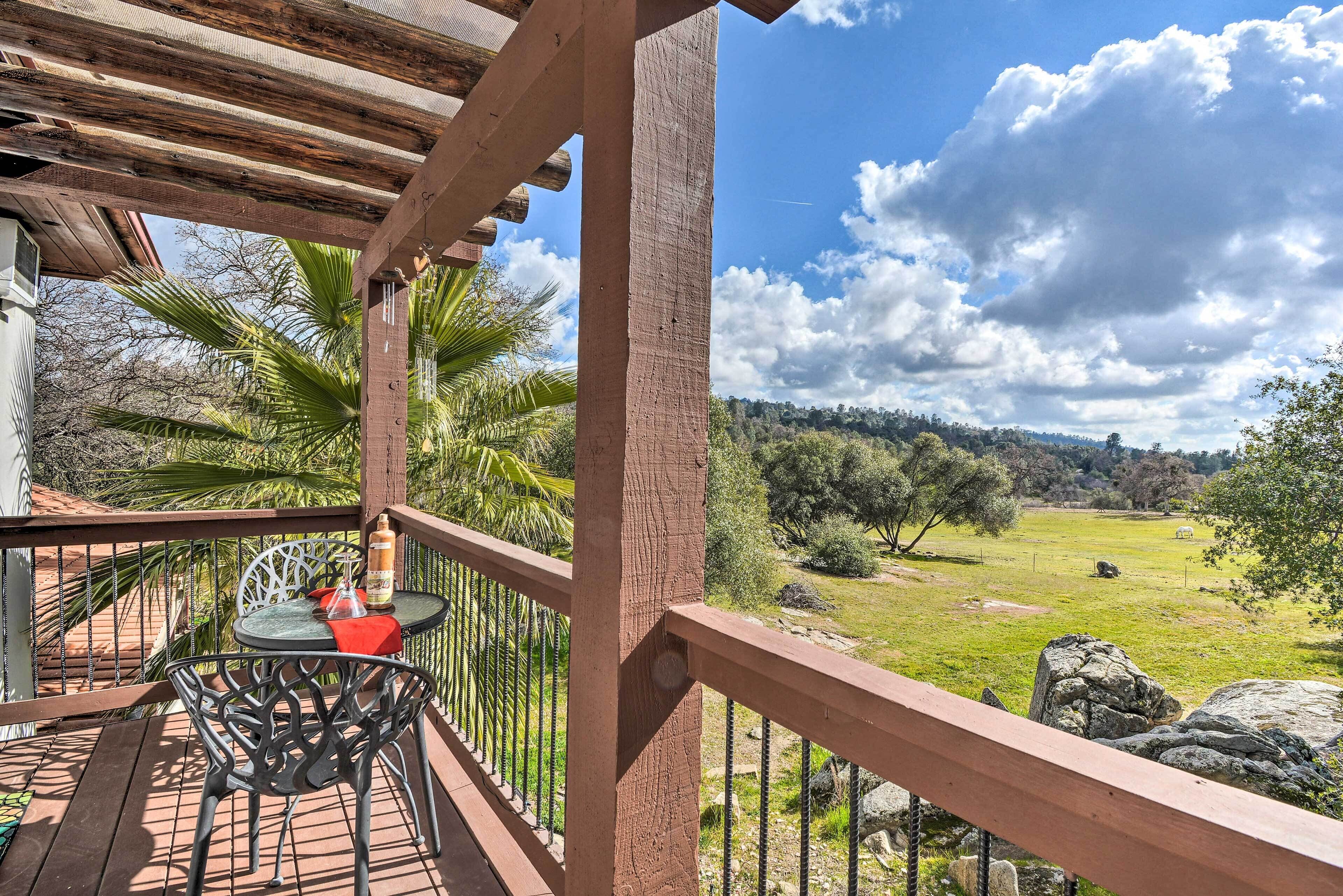Romantic Treetop Studio 30 Mi to Yosemite!