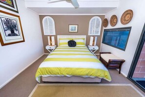 3 slaapkamers, een strijkplank/strijkijzer, wifi, beddengoed