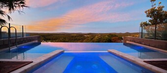 Stunning views sunrise to sunset - walk to beach -