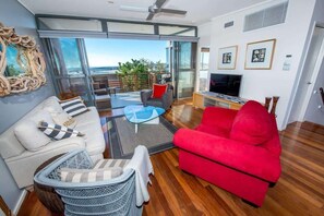 Een televisie en een kantoor