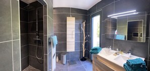 Combined shower/tub