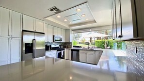 Kjøleskap, mikrobølgeovn, ovn og kokeplater