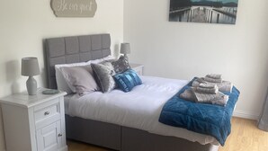 Hus, 2 queensize-senger | 2 soverom, strykejern/-brett, wi-fi (inkludert) og sengetøy