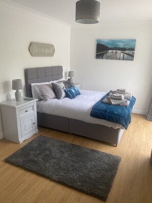 House, 2 Queen Beds | 2 bedrooms, iron/ironing board, free WiFi, bed sheets - Beautiful 2 Bed Bungalow in Laugharne Situated (Carmarthen)