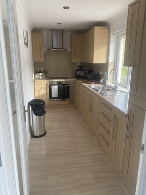 House, 2 Queen Beds | Private kitchen | Fridge, microwave, oven, stovetop