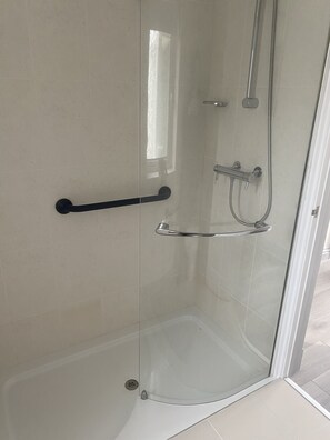 House, 2 Queen Beds | Bathroom | Shower, towels