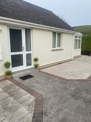 House, 2 Queen Beds | Exterior - Beautiful 2 Bed Bungalow in Laugharne Situated (Carmarthen)