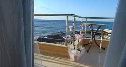 Litinas Casa-In front of the Sea