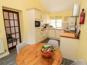 Cottage | Dapur peribadi | Peti sejuk, mesin basuh pinggan mangkuk, cerek elektrik, pembakar roti