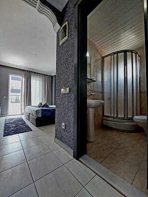 Standard Room | Peralatan tempat tidur hipoalergenik, bar mini 