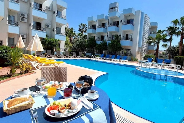 Daily cooked-to-order breakfast (TRY 350 per person)