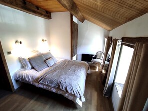 2 slaapkamers, een strijkplank/strijkijzer, reisbedje, gratis wifi