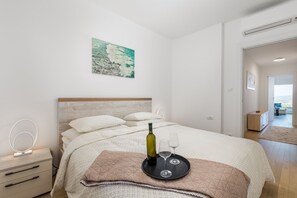 2 chambres, chambres insonorisées, fer et planche à repasser