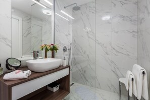 Dusche, Haartrockner, Handtücher, Seife