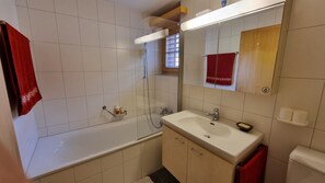 Ensemble baignoire-douche, séchoir à cheveux, serviettes fournies, savon