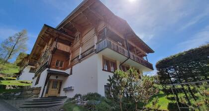 Room with extra-large double-bed, cable TV, private bathroom, organic breakfast,