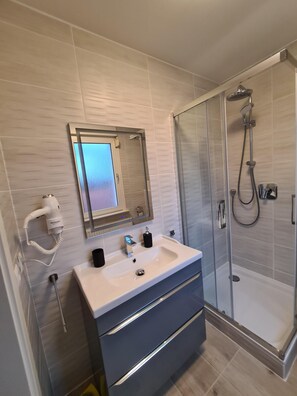 Apartment, Private Bathroom, City View (2. Obergeschoss) | Bathroom