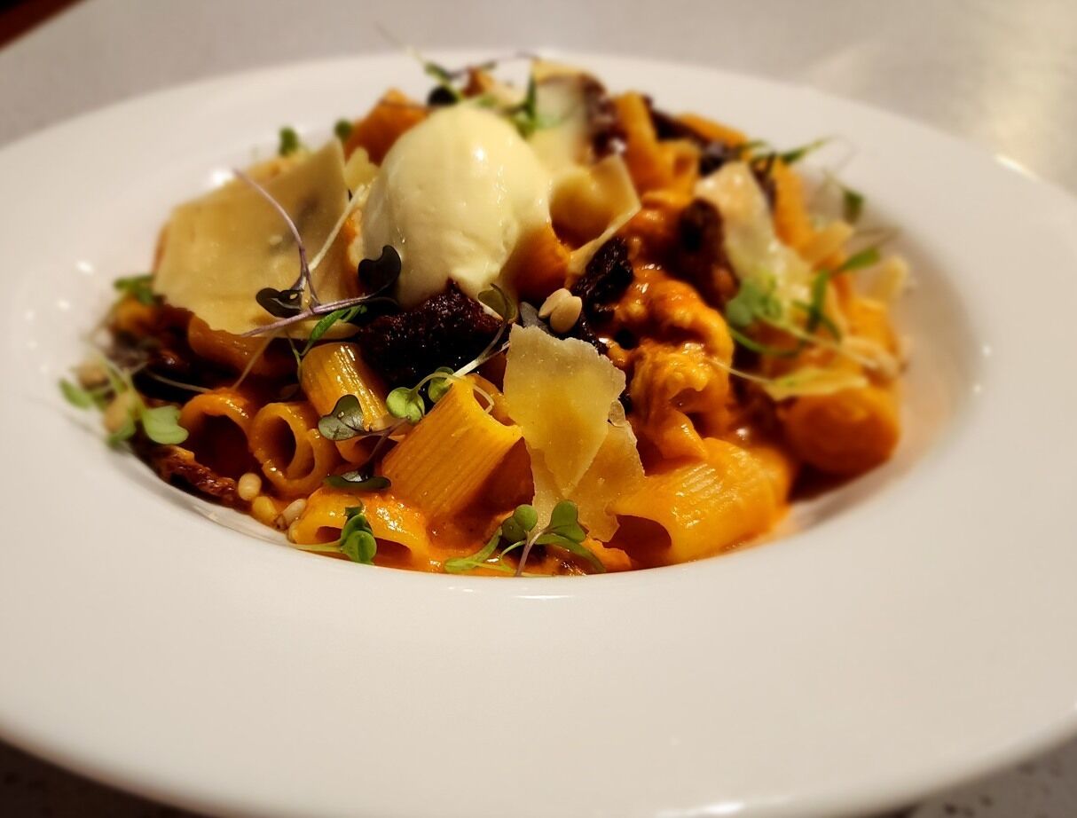 Plat de pasta amb una bola de gelat a sobre.