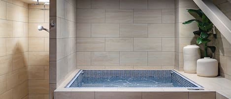 Body treatments, facials, 2 treatment rooms, massages