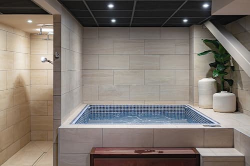 Body treatments, facials, 2 treatment rooms, massages