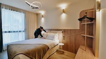 Camas con efecto memoria, decoración personalizada y muebles diferentes