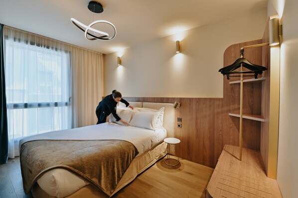 메모리폼 침대, 각각 다른 스타일의 인테리어, 각각 다르게 가구 비치, 책상