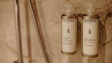 Dos botellas de gel de ducha y champú Sothys Paris sobre una superficie de mármol.