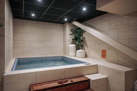 Body treatments, facials, 2 treatment rooms, massages. Keystone Hôtel & Spa